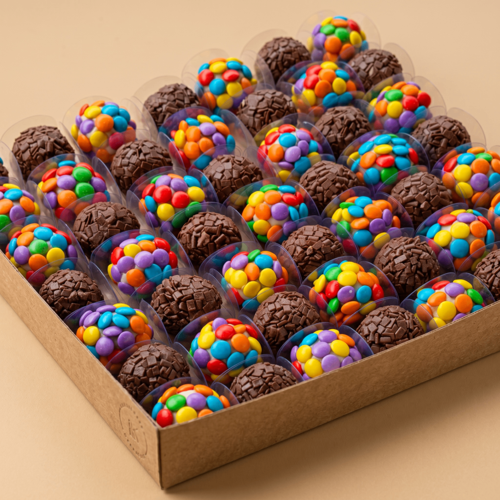 Brigadeiros gourmet variados da Firma do Doce em caixa.