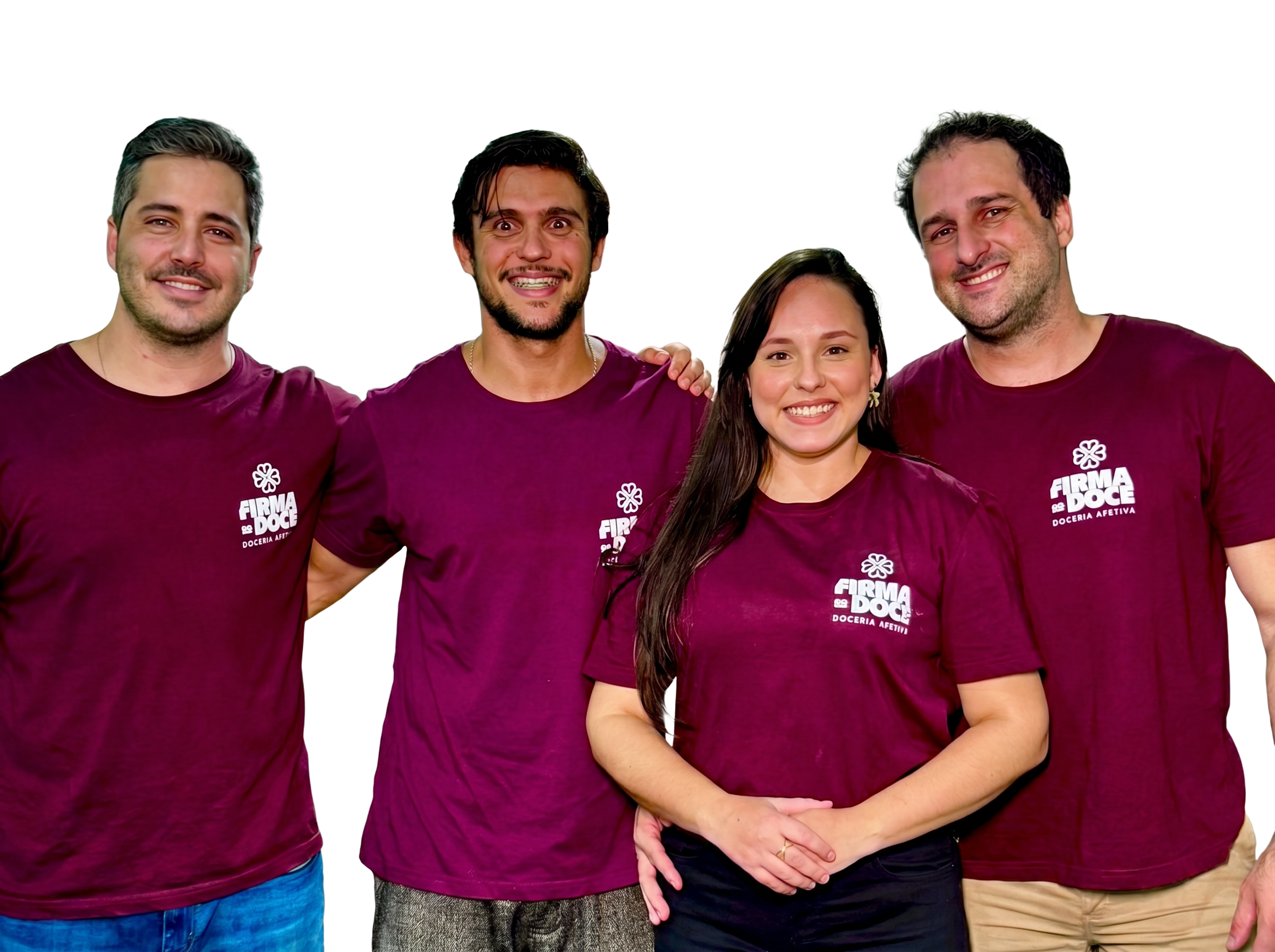 Os quatro sócios da Firma do Doce lado a lado, sorrindo com camisetas da marca.